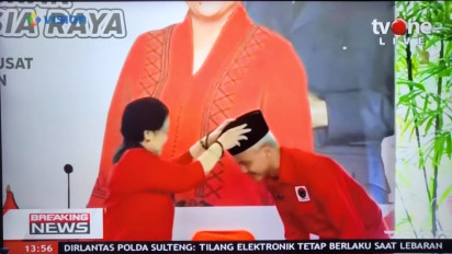 Jadi Capres 2024, Ganjar Pranowo Langsung Disematkan Peci Hitam oleh Megawati