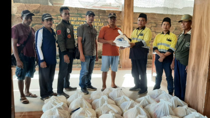 Jelang Lebaran, Ratusan Paket Sembako Dibagikan untuk Warga Pesanggaran, Banyuwangi