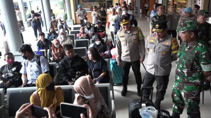 Kapolda Jatim dan Pangdam V Brawijaya Tinjau Pos Pam dan Pos Yan di Stasiun dan Exit Tol Kertosono