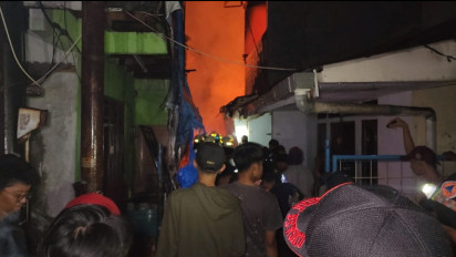 Kebakaran Melanda Puluhan Rumah Permukiman Padat Penduduk di Jalan Fajar Baru Utara Cengkareng