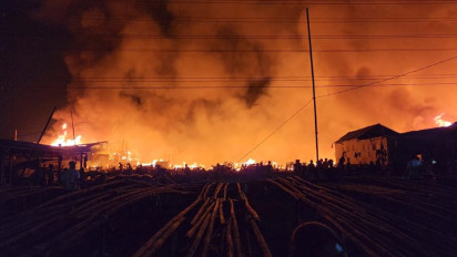 Tangisan Warga Tak Terbendung Melihat Rumahnya Terbakar, Begini Foto Detik-detik Kebakaran di Jakarta Utara