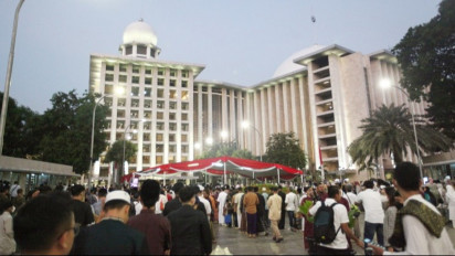 BERITA FOTO: Ribuan Umat Muslim Mulai Memasuki Masjid Istiqlal untuk Selengarakan Sholat Idulfitri 1444 H
