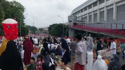 Shalat Ied di Palembang, Ribuan Warga Padati Masjid Agung hingga Jembatan Ampera