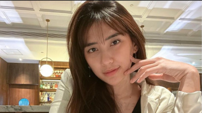 Potret Atlet Cantik Yolla Yuliana Lebaran, Kunjungi Makam Bareng Sosok Tercinta