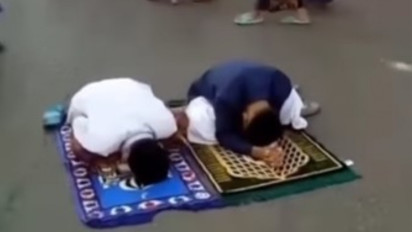 Viral Video Dua Remaja Tertidur Pulas Sampai Solat Idul Fitri Selesai, Posenya Seperti Minta Ampun