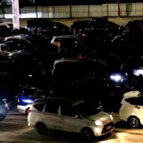 Penumpukan Kendaraan di Dermaga Eksekutif Pelabuhan Bakauheni Hingga Malam Hari