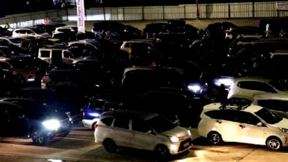 Penumpukan Kendaraan di Dermaga Eksekutif Pelabuhan Bakauheni Hingga Malam Hari