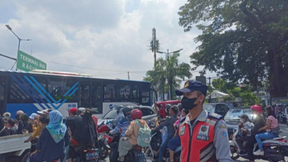 Pengunjung Taman Margasatwa Ragunan Membludak di Lebaran Hari Kedua