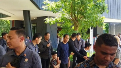 Momen Presiden Jokowi Jalan Bareng Jan Ethes di Labuan Bajo