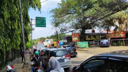 Antrean Masuk Kebun Binatang Ragunan Padat, Petugas Bantu Rekayasa Parkir