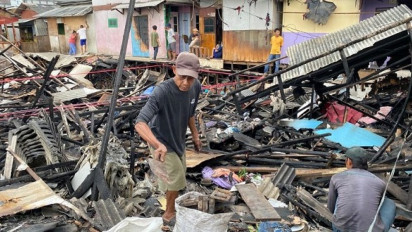 Korban Kebakaran Muara Angke Cari Sisa Barang Berharga di Puing-puing