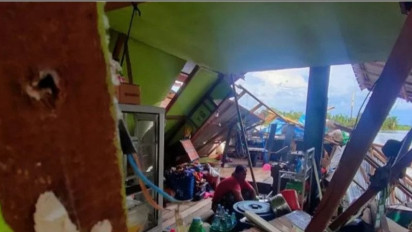 Kapal Tongkang Tabrak 35 Rumah di Pinggir Sungai Tapin Kalsel, Polisi Selidiki Penyebabnya