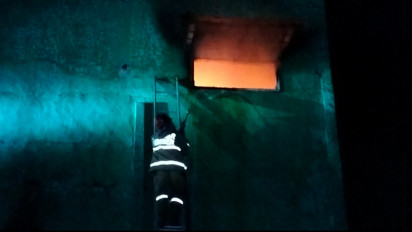 Gudang Meubel di Jember Kebakaran, Pemadam Sempat Kesulitan Padamkan api