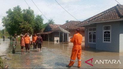 Warga OKU Timur Rayakan Lebaran di Tengah Banjir
