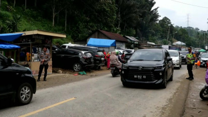 Lebaran Ke-2 Jalur Wisata Aek Sijornih Mulai Dipadati Kendaraan, Kapolres Tapsel Kerahkan Ratusan Personil Mengurai Kemacetan Lalulintas