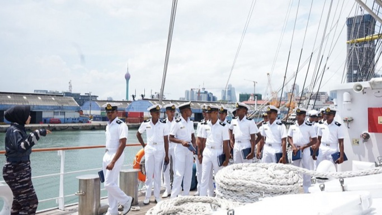Ratusan Perwira Muda Angkatan laut Sri Lanka Kunjungi KRI BIMA SUCI
            - galeri foto