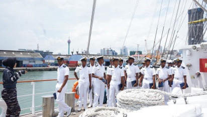 Ratusan Perwira Muda Angkatan laut Sri Lanka Kunjungi KRI BIMA SUCI