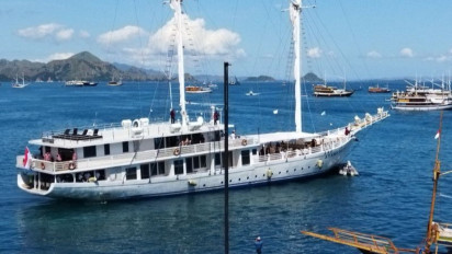 Presiden Jokowi dan Keluarga Menikmati Keindahan Pulau Komodo dengan Kapal Pinisi