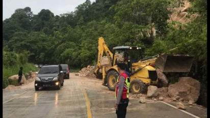 Longsor di Dua Titik Tutup Ruas Jalan Lintas Sumatera