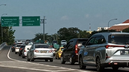 Warga Berlibur Lebaran, Jalan Tol Semarang-Solo Merayap Antre Panjang