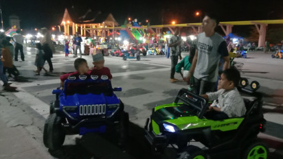 Wahana Permainan Anak Coastal Area Karimun, Ramai Dikunjungi di Malam-Malam Libur Lebaran