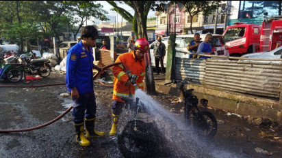 Tangki BBM Bocor, Honda Vario di Kota Malang Ludes Terbakar