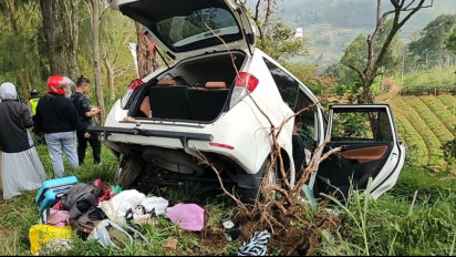 Diduga Rem Blong, Mobil Wisatawan Tabrak Pohon di Jalur Turunan Telaga Sarangan, 1 Tewas 8 Luka