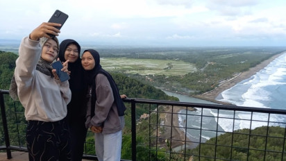 Libur Lebaran, Menikmati Keindahan Alam dari Puncak Ketinggian Pantai Selatan Kebumen