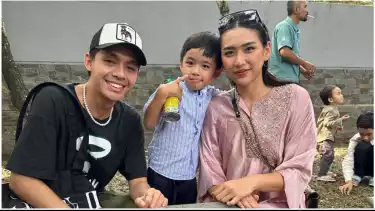Yolla Yuliana bersama Putranya dan Kaesar Akbar saat Hari Raya Idul Fitri