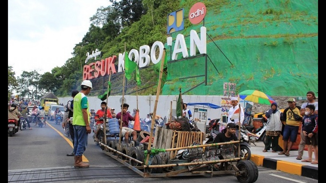 Gegara Viral, Kini Jembatan Besuk Kobokan Jadi Lokasi Wisata Dadakan saat Libur Lebaran
            - galeri foto