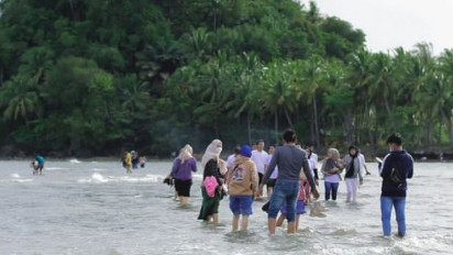 Membludak, Libur Idul Fitri 1444 Hijriah, Wisatawan  ke Pantai Air Manis Padang hingga Sepuluh Ribu Orang