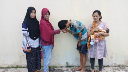 Miris, Gadaikan Motor Tetangga Demi membayar Persalinan Istri