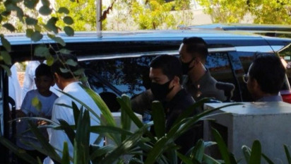 Momen Sang Cucu Presiden Jokowi, Jan Ethes Bagikan Baju ke Warga di Labuan Bajo