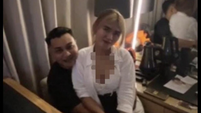 Viral, Anggota DPRD Bojonegoro Pangku Cewek Seksi Open BO