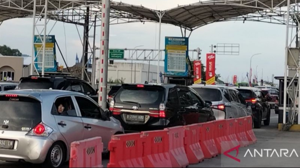 Jumlah Pemilir di Pelabuhan Bakauheni Terus Meningkat pada H+2
            - galeri foto