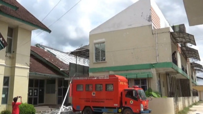 Penyangga Atap RSUD Pali Terbang akibat Angin Kencang