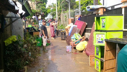 Warga Korban Banjir Bandang Leuwisadeng Masih Mengungsi di Masjid, Warga Dirikan Dapur Umum