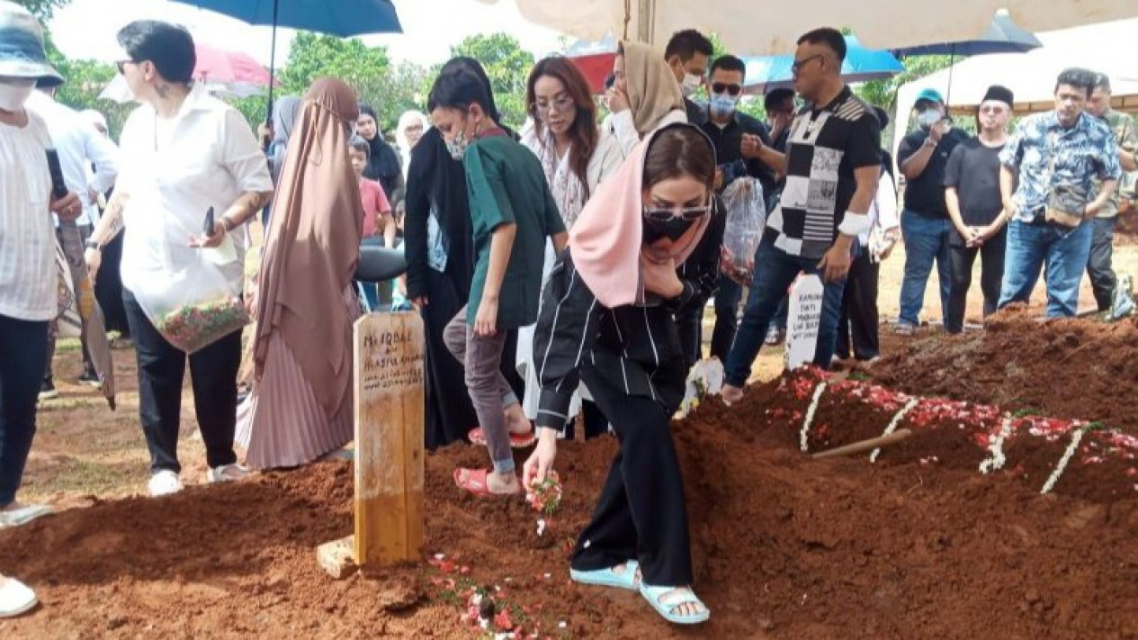 Istri Iqbal Pakula Ungkap Keinginan Terakhir Sang Suami Sebelum Wafat
            - galeri foto