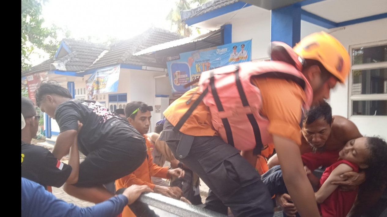 Liburan di Pantai Payangan Jember, Empat Remaja Terseret Ombak, 1 Orang Belum Ditemukan
            - galeri foto