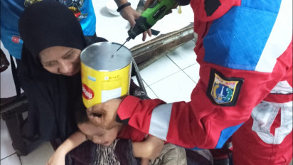 Kaleng Biskuit Nyangkut di Kepala Bocah, Damkar Kemayoran Turun Tangan