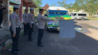 Kapolres Sumbawa Barat Lepas Rombongan Masyarakat yang Akan Balik Mudik