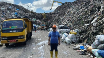 DLH Makassar Keruk Gunung Sampah Buka Akses Jalan di TPA Antang