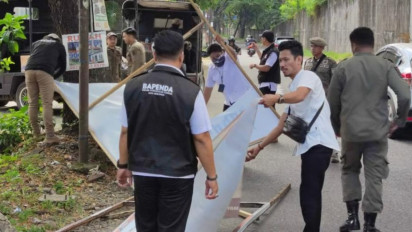 Bapenda Makassar Tertibkan Reklame Liar di Ruas Jalan Protokol