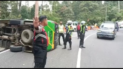 Rem Blong, Elf Rombongan Wisatawan Asal Grobogan Jawa Tengah, Terguling di Jalan Tembus Sarangan, Magetan