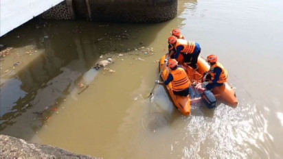 Sesosok Mayat Tanpa Busana Ditemukan Mengambang di Pintu Air 10 Tangerang