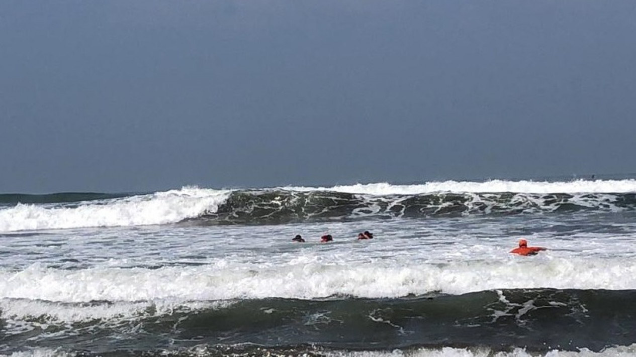 Tiga Wisatawan Terseret Arus dan Tenggelam di Pantai Parangtritis, 2 Selamat dan 1 korban Hilang
            - galeri foto