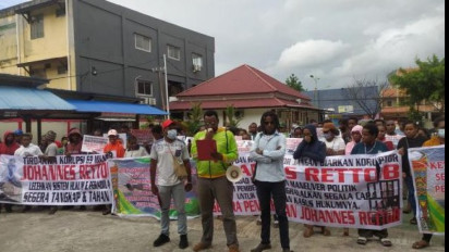 Aliansi Anti Korupsi dan Mahasiswa Uncen Demo Tuntut Johannes Rettob Ditahan