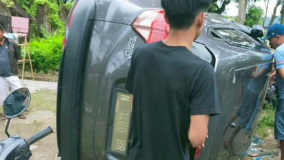 Diduga Mabuk, Sopir Minibus Tabrak Sejumlah Motor hingga Terbalik di Malang
