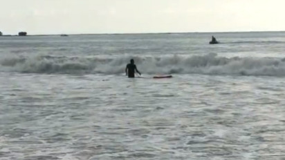 Rombongan Wisatawan Tergulung Ombak Pantai Santolo Garut, 2 Hilang, 5 Lagi Selamat