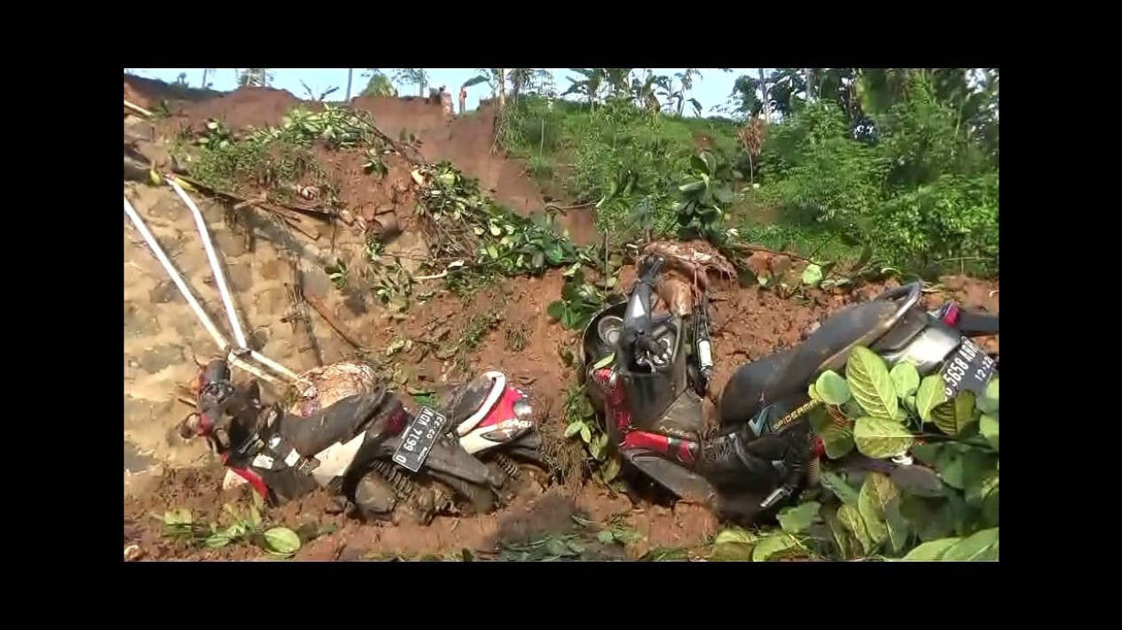 Hujan Lebat, Tebing Setinggi 30 Meter Longsor Timpa 9 Motor di Area Pemancingan
            - galeri foto